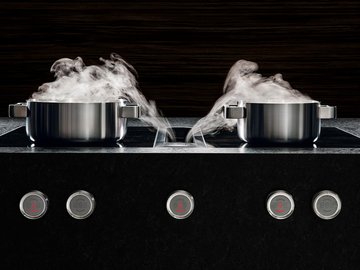 Herdplatte mit integrierter Downdraft-Haube, Qualm aus Kochtöpfen wird in die Abzugshaube gezogen