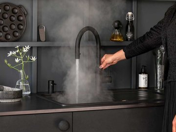 Schwarzer Wasserhahn von Quooker mit integrierter Heißwasser-funktion